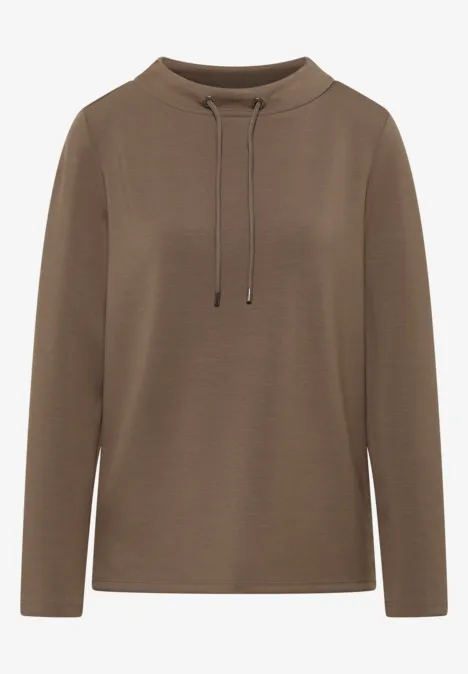 Braunes Sweatshirt mit langen Ärmeln und Kordelzug am Kragen.